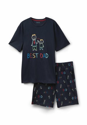 Ensemble de pyjama bleu marine avec le texte « Meilleur Papa », T-shirt affichant des dessins simplifiés d'un papa et d'un enfant se tapant dans la main, et un short assorti avec le même motif.