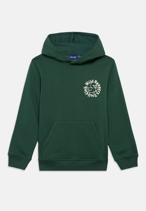 Hanorac cu glugă de culoare verde închis, cu buzunar frontal tip kangaroo și un grafic circular alb care reprezintă o rață, cu textul "Clubul Trail Runners Sălbatici" pe piept.