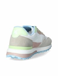 Sneaker con una combinazione di camoscio bianco, rosa pastello e verde chiaro. Include una suola texturizzata e un collare imbottito per il comfort.