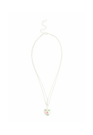 Silberne doppelte Kette mit einem herzförmigen Anhänger, der ein Design mit einer pinkfarbenen Rose und grünen Blättern zeigt.