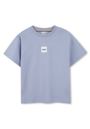 T-shirt en coton bleu clair avec un col rond, des manches courtes, et une étiquette carrée blanche portant le texte "BOSS" en noir.