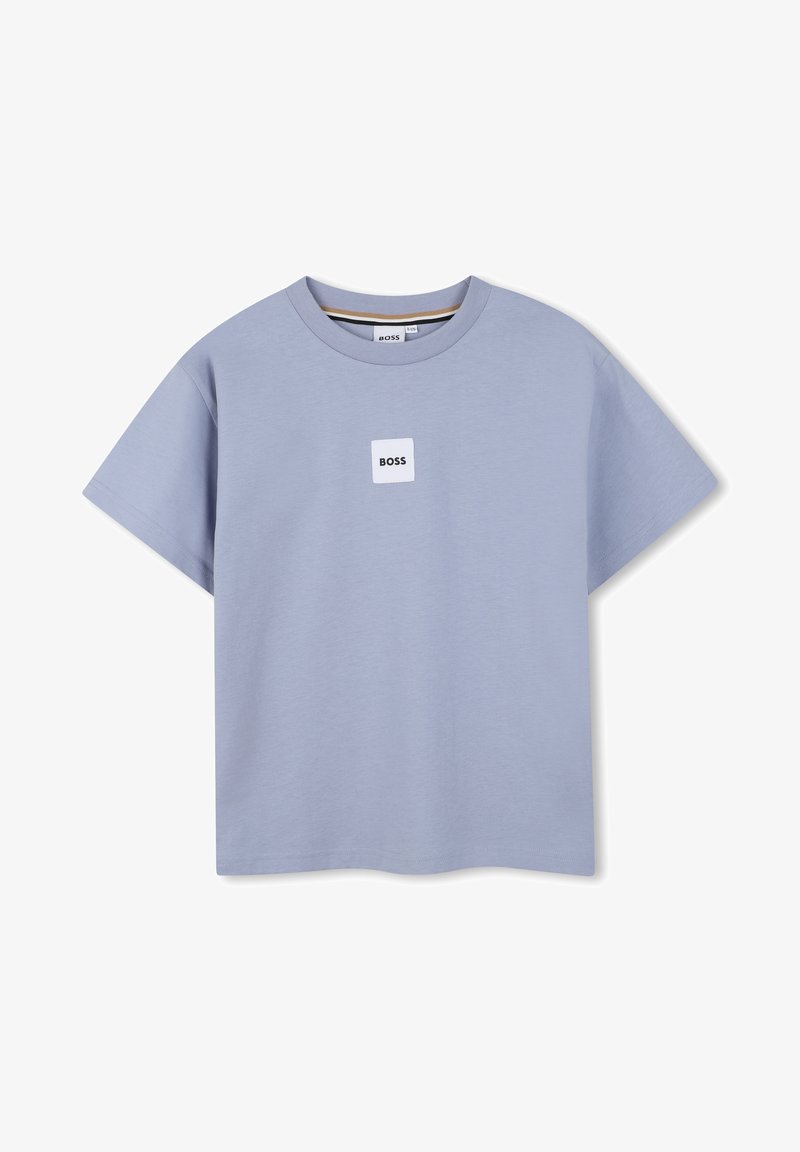 T-shirt en coton bleu clair avec un col rond, des manches courtes, et une étiquette carrée blanche portant le texte "BOSS" en noir.