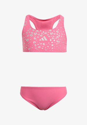 Conjunto de bikini de dos piezas en color rosa que incluye un top deportivo con espalda de nadador y detalles en print de leopardo plateado, acompañado de una parte inferior de bikini rosa a juego.