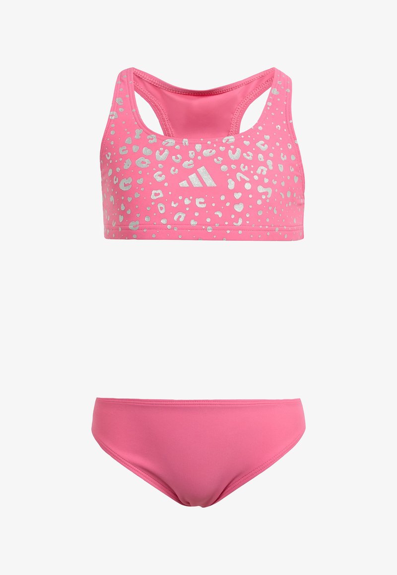 Rosa to-delte badetøy-sett med en racerback sports-BH med sølv leopardmønster og matchende rosa bikini-bunn.