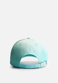 Een turquoise pet met een gladde, glanzende textuur, voorzien van een opening aan de achterkant, een verstelbare band en een metallic accent aan de achterkant.