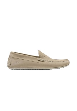 Mocassin beige en daim à enfiler avec couture mocassin, semelle en caoutchouc et logo de marque embossé discret sur le côté du talon.