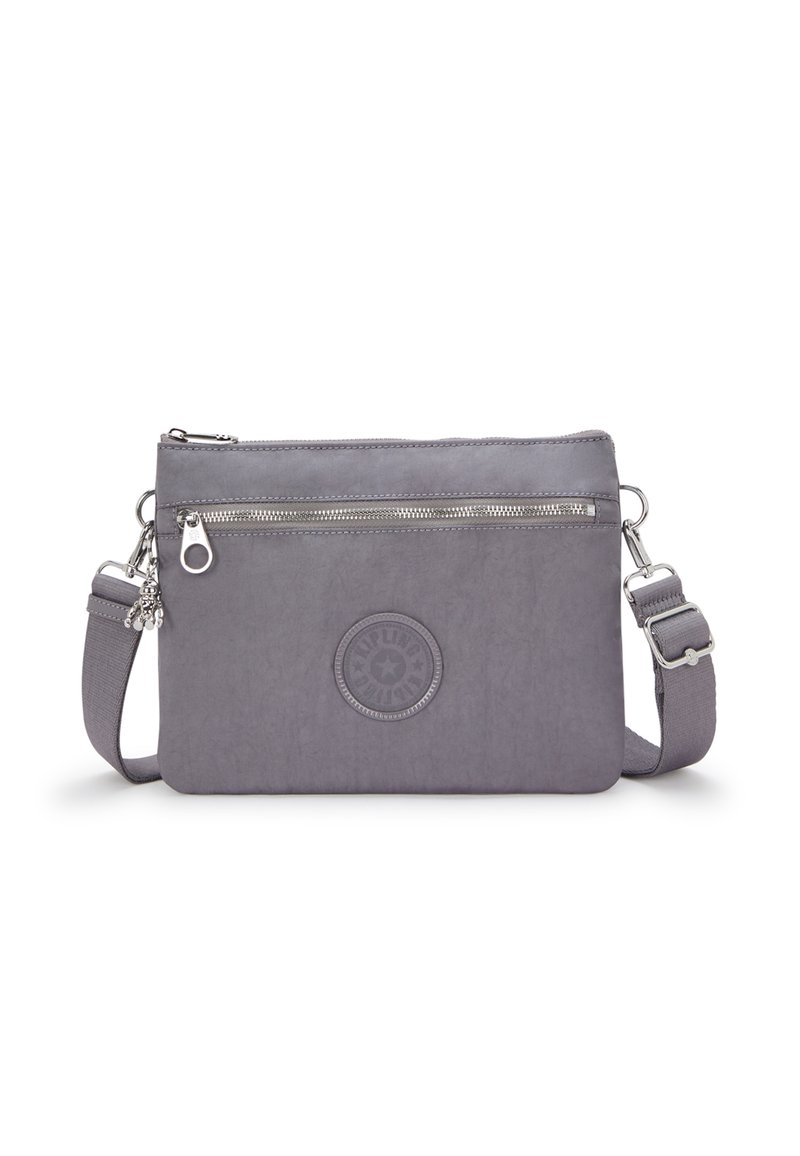 Borsa a tracolla grigia realizzata in tessuto leggero, caratterizzata da una texture liscia, una tasca anteriore con zip e un'accattivante accentatura con logo circolare.