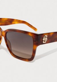 Τετράγωνα γυαλιά ηλίου από ταρταρούγα με gradient σκούρους φακούς και χρυσό λογότυπο "SB" που είναι διασυνδεδεμένο στο μπράτσο.