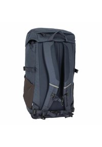 Mochila azul oscura con un amplio compartimento principal, panel trasero de malla acolchada, correas ajustables y un bolsillo lateral marrón. Presenta detalles reflectantes.