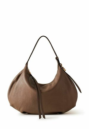 Sac à bandoulière en cuir marron doux avec une sangle unique et deux pampilles en cuir suspendues aux tirettes de la fermeture éclair.