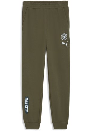 Pantaloni della tuta verde oliva con vita elastica, tasche laterali, stemma Manchester City e logo Puma sulla coscia destra, scritta "Man City" sulla gamba sinistra.