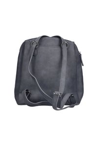 Sac à dos en cuir perforé gris foncé avec des bretelles ajustables et une fermeture à glissière sur fond blanc.