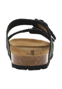 Zwarte slippersandalen met twee verstelbare banden, kurken voetbed en textuur bovenkant. Voorzien van een rubberen zool voor grip en comfort.