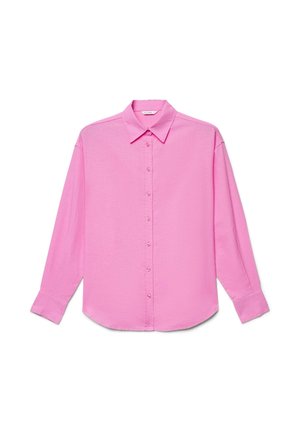 Chemise rose à manches longues avec boutons, col et poignets, déployée à plat sur fond blanc.