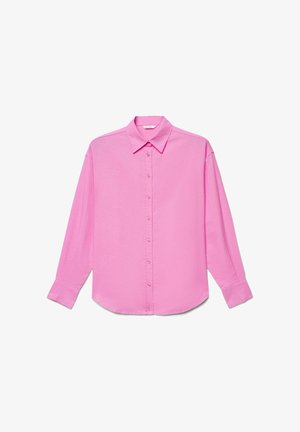 Chemise rose à manches longues avec boutons, col et poignets, déployée à plat sur fond blanc.
