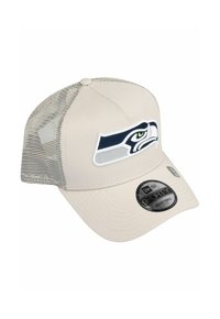 Beige Baseballcap mit Mesh-Rücken, mit einem blauen und weißen Seattle Seahawks-Logo, verstellbarem Riemen und einem gebogenen Schirm.