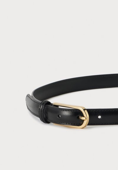 Ceinture en cuir noir avec une boucle rectangulaire dorée brillante aux bords arrondis sur fond blanc.