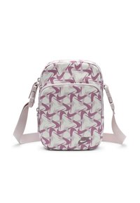 Fioletowo-biała torba na ramię Nike z geometrycznym wzorem, zamkiem błyskawicznym, regulowanym paskiem i firmowym logo z przodu. Kompaktowy design.