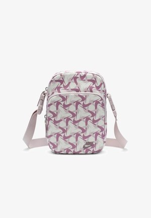 Fioletowo-biała torba na ramię Nike z geometrycznym wzorem, zamkiem błyskawicznym, regulowanym paskiem i firmowym logo z przodu. Kompaktowy design.