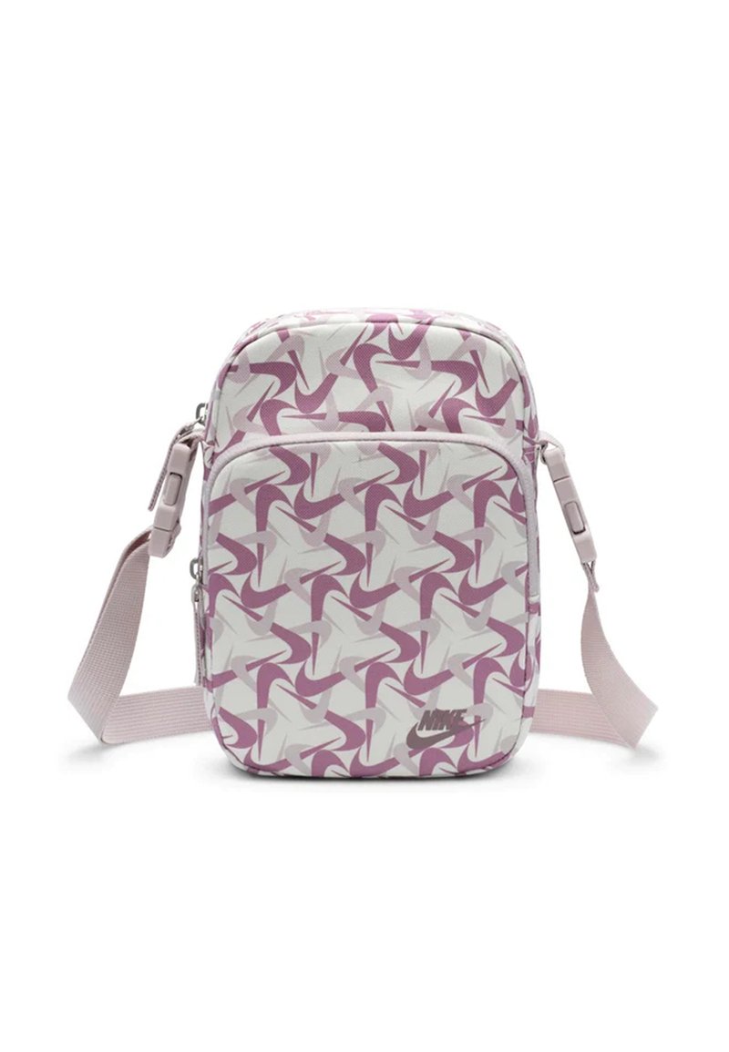 Fioletowo-biała torba na ramię Nike z geometrycznym wzorem, zamkiem błyskawicznym, regulowanym paskiem i firmowym logo z przodu. Kompaktowy design.
