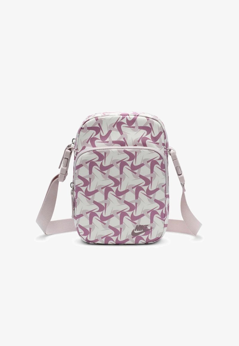 Fioletowo-biała torba na ramię Nike z geometrycznym wzorem, zamkiem błyskawicznym, regulowanym paskiem i firmowym logo z przodu. Kompaktowy design.