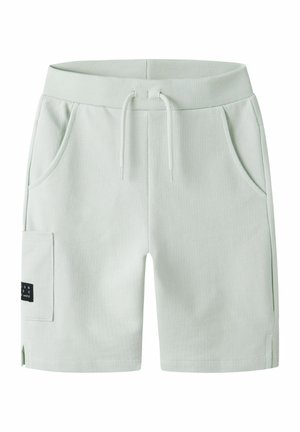 Jasnoszare casualowe szorty z prążkowanym elastycznym pasem, sznurkiem, dwoma bocznymi kieszeniami oraz kieszenią cargo z czarną metką na lewej nogawce.