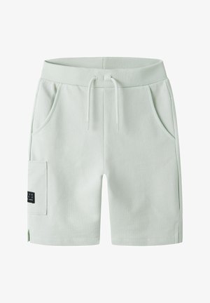 Ανοιχτό γκρι casual σορτς με ελαστική μέση με ρίγα, κορδόνι, δύο πλαϊνές τσέπες και τσέπη cargo με μαύρη ετικέτα στο αριστερό πόδι.