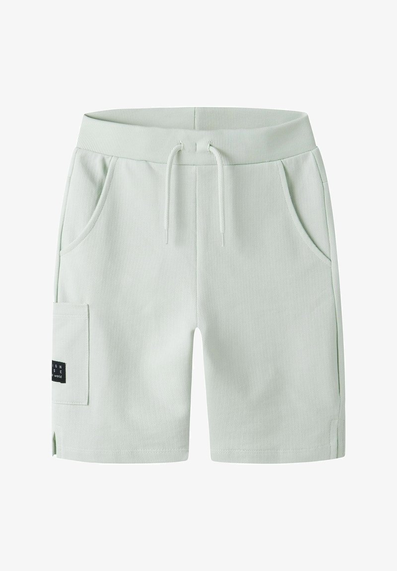 Jasnoszare casualowe szorty z prążkowanym elastycznym pasem, sznurkiem, dwoma bocznymi kieszeniami oraz kieszenią cargo z czarną metką na lewej nogawce.