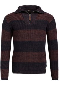 Maglione a collo alto in strisce blu navy scuro e bordeaux, con zip a metà collo e texture a coste. Il materiale sembra spesso e accogliente.