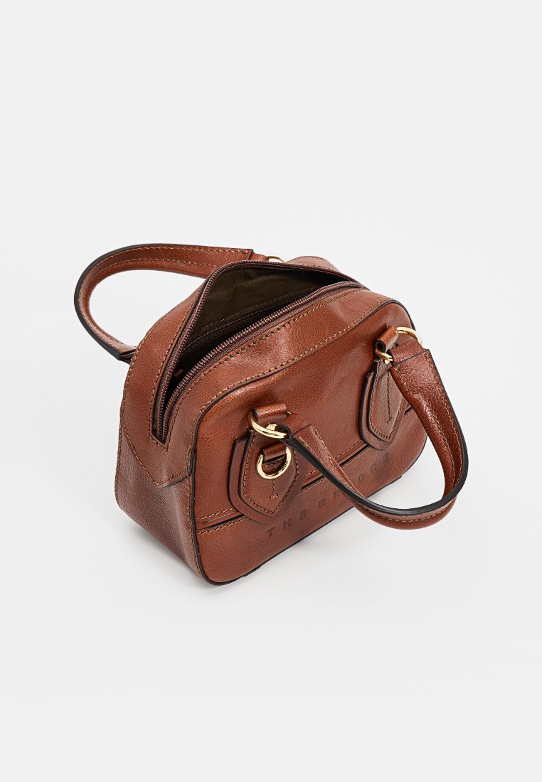 Braune Lederhandtasche mit strukturierter Oberfläche, goldenen Hardware-Details, kurzem Griff und Reißverschlussverschluss. Kompaktes und strukturiertes Design.