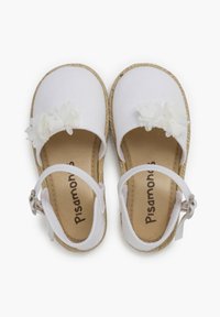 Witte canvas espadrilleschoenen met bloemenaccenten, lichtgewicht ontwerp, verstelbare enkelband en natuurlijke jute zool.