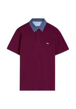 Bordeauxfarbenes Poloshirt mit einem gemusterten blauen Kragen, kurzen Ärmeln und einem weißen Logo auf der Brust; aus weichem, strukturiertem Stoff gefertigt.
