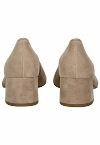 Chaussures à talon bloc en suede beige avec un design à bout pointu, présentant des coutures minimales et une texture lisse sur la partie supérieure.