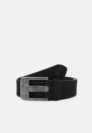 Cinturón de cuero negro con un acabado texturizado, que presenta una hebilla metálica plateada con un aspecto envejecido. Diseño simple con líneas limpias.