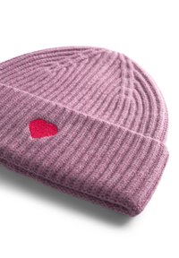Paarse ribgebreide beanie met een klein rood hart geborduurd aan de zijkant. Zachte textuur en ronde vorm.