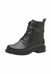 Bottine en cuir noir avec un bout arrondi, fermeture à lacets, sangle décorative avec le logo "GMK" et détails cloutés sur le côté.