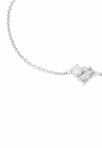 Silversmyckekedja med en klar rektangulär sten och en rund pärla, med polerade detaljer och en delikat design.