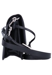 Borsa a mano in pelle nera dal design strutturato, con tracolla lunga, ferrature color argento e dettagli testurizzati. Forma compatta e rettangolare.