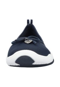 Schuhe aus marineblauem Stoff im Slipper-Stil mit einer weißen Gummisohle, versehen mit einer kleinen Schleife und einem Herzdetail an der Vorderseite sowie einer Lasche an der Ferse.