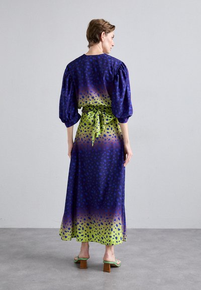Maxi-jurk met pofmouwen, met een vervaging van blauw naar groen en een stippenpatroon. Geknoopte taille-detail, vloeiende silhouet en glad stof.