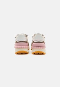 Tommy Jeans W TECH RUNNER ESS - Zapatillas - dusky taupe