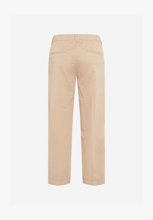Beige broek met rechte pijpen, voorzien van lussen voor een riem en twee paspelzakken aan de achterkant, getoond vanaf de achterkant tegen een effen lichte achtergrond.