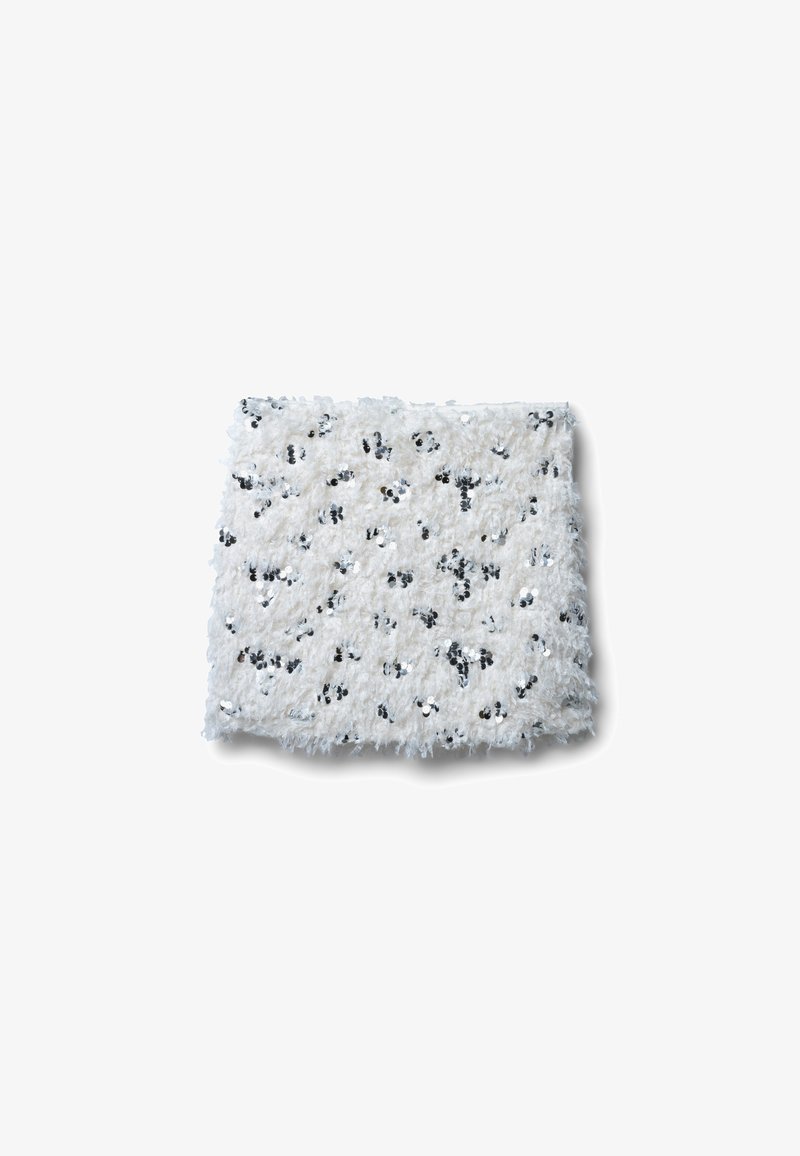 Piumino bianco morbido con superficie texturizzata, caratterizzato da paillettes nere e argentate sparse. Compatto e piegato.
