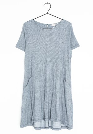 Vestito grigio a maniche corte con collo rotondo, dotato di due tasche laterali e fondo svasato. Tessuto morbido con una trama melange.