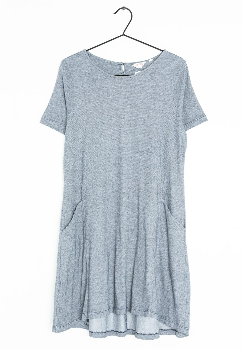Šedé šaty s krátkým rukávem a kulatým výstřihem, vybavené dvěma bočními kapsami a rozšířeným spodním lemem. Měkká tkanina s melírovanou strukturou.