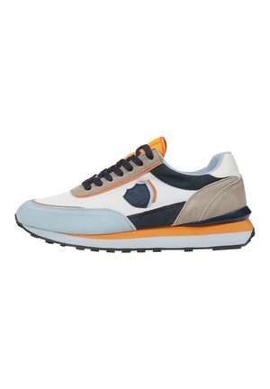 Casual sneaker met wit mesh, lichtblauwe en beige suède panelen, zwarte en oranje accenten, zwarte veters en een zwart schildlogo aan de zijkant.