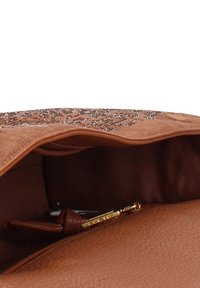 Borsa in suede marrone con un interno texturizzato, hardware dorato e cuciture decorative all'esterno. Apertura spaziosa per un facile accesso.
