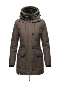 Bruine parka voor dames met een gevoerde binnenkap, knoopsluiting, twee voorkruiszakken en geribbelde manchetten, voorzien van verstelbare trekkoorden.