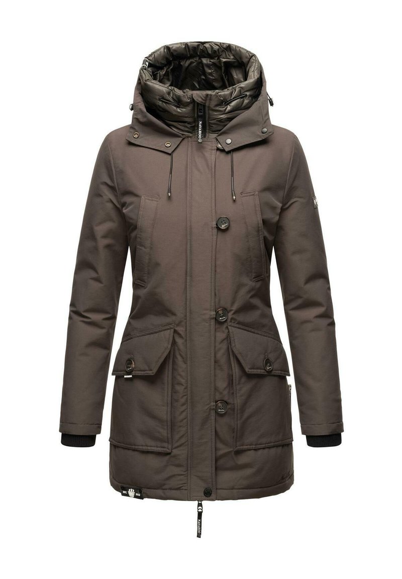 Bruine parka voor dames met een gevoerde binnenkap, knoopsluiting, twee voorkruiszakken en geribbelde manchetten, voorzien van verstelbare trekkoorden.