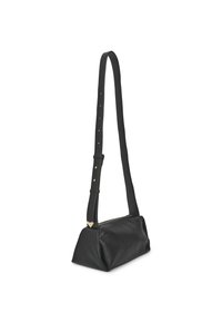 Borsa a tracolla in pelle nera con design strutturato, tracolla piatta regolabile e dettagli in metallo dorato. Texture liscia e base triangolare.